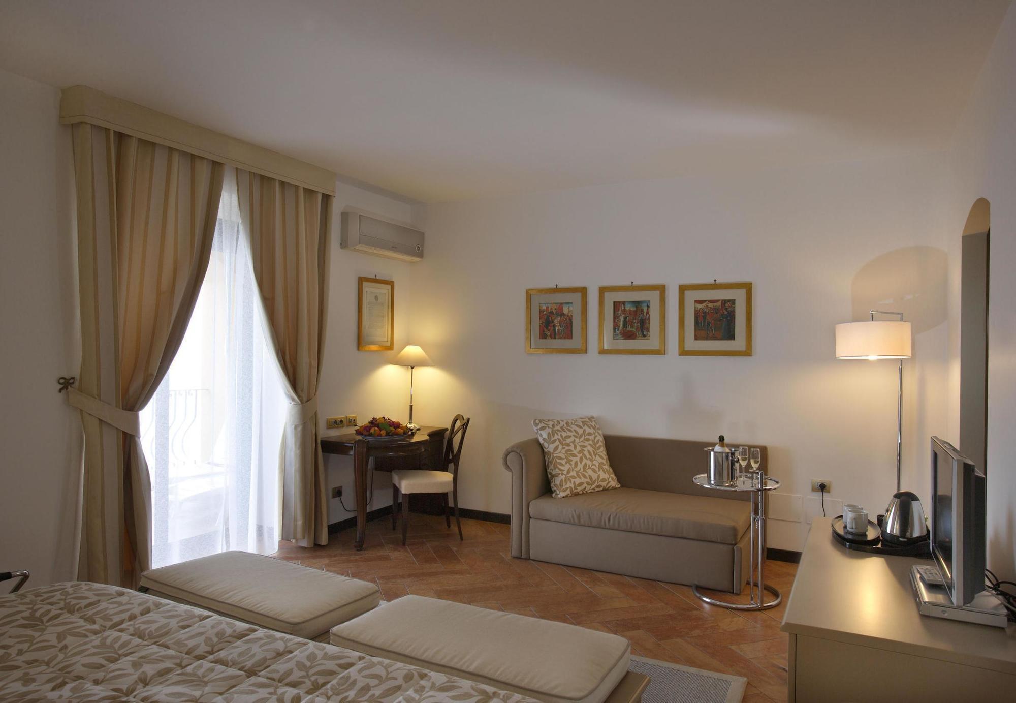 Baia Taormina & Hotel