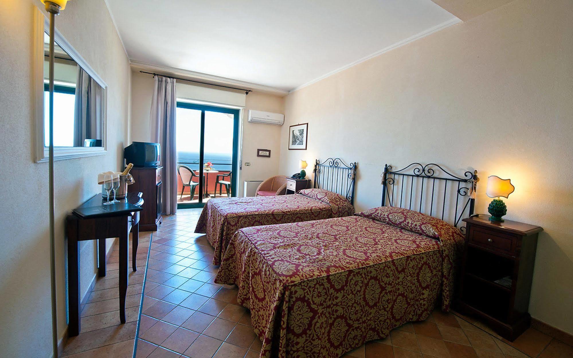 Baia Taormina & 4*