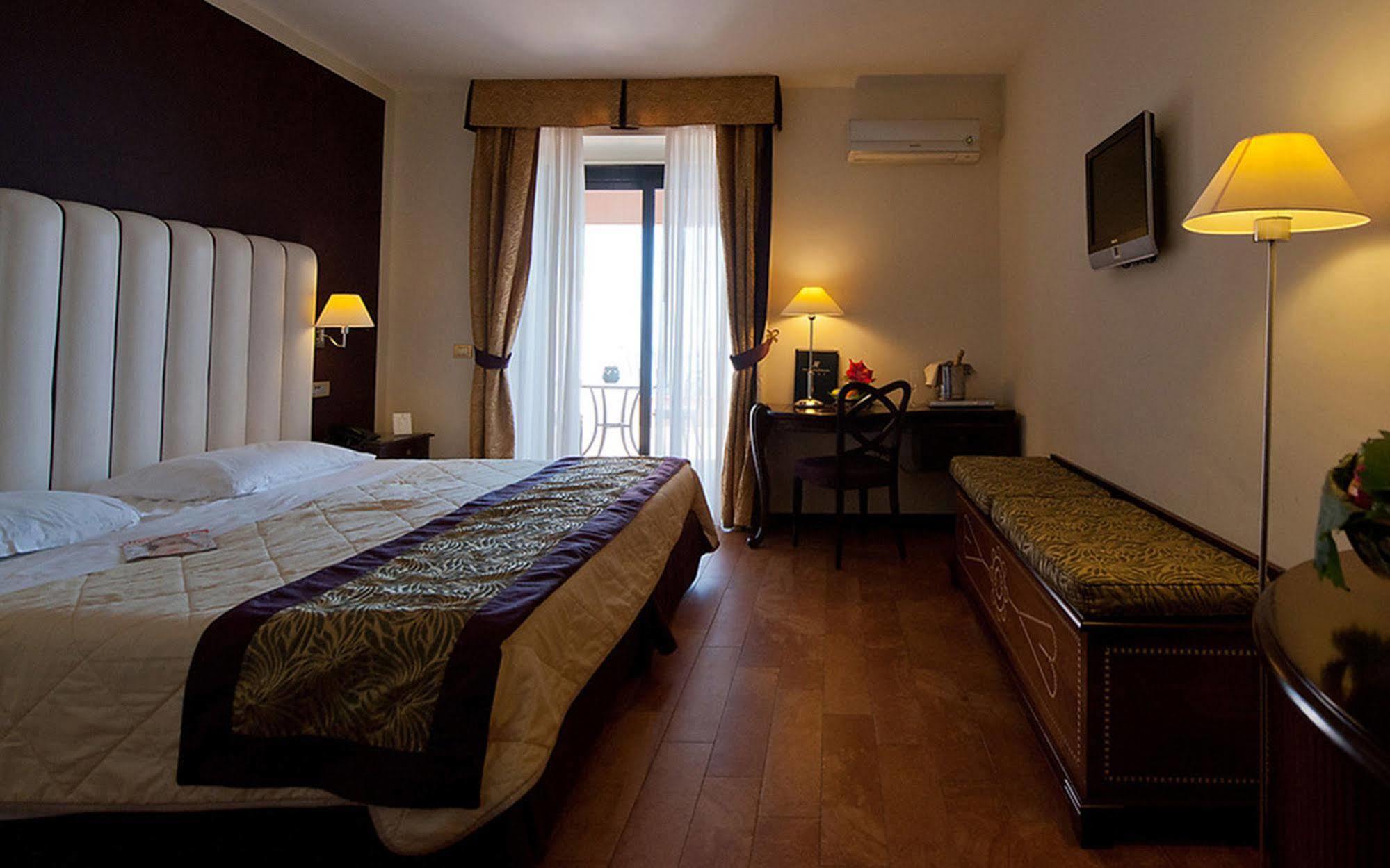 Baia Taormina & Hotel